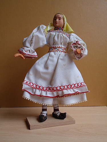 Poupée costume folklorique 