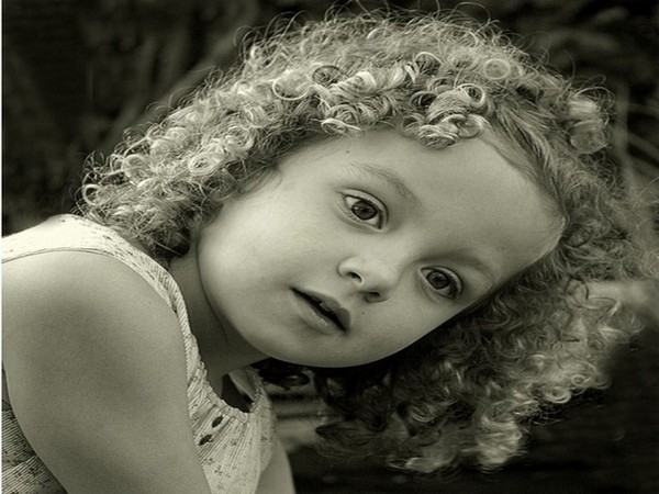 Enfant en noir et blanc