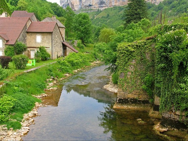 Beau village de Baume-les-Messieurs 