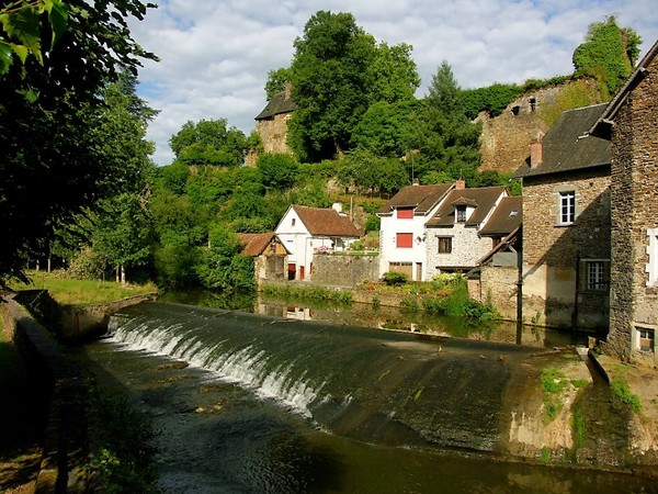 Beau village de Ségur-le-Château