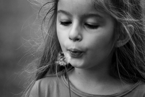 Enfant en noir et blanc