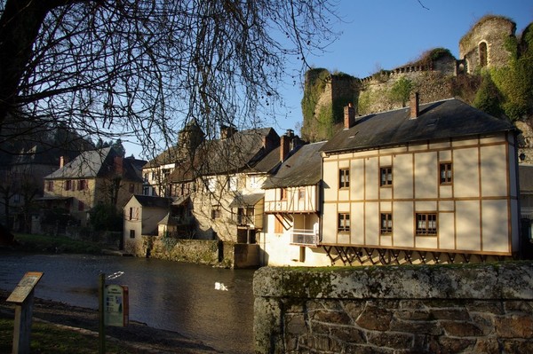 Beau village de Ségur-le-Château