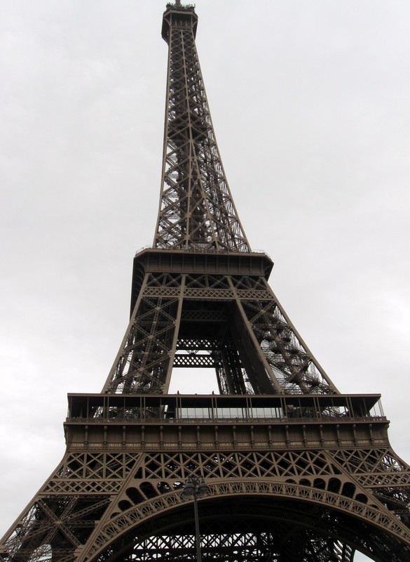  Paris - Au pied de la tour Eiffel