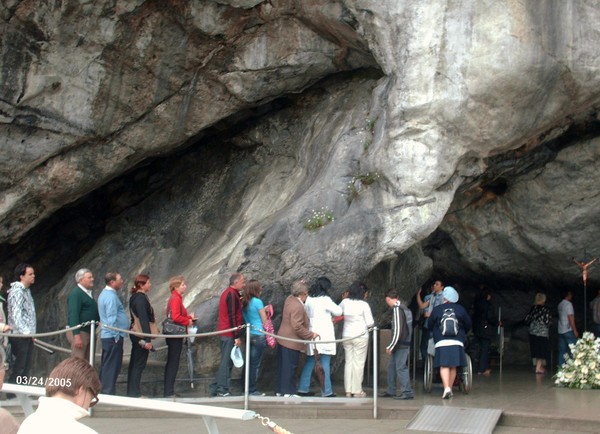Lourdes-La grotte de Massabielle 