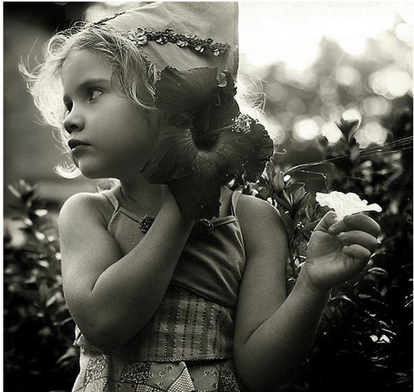 Enfant en noir et blanc