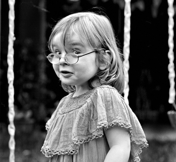 Enfant en noir et blanc