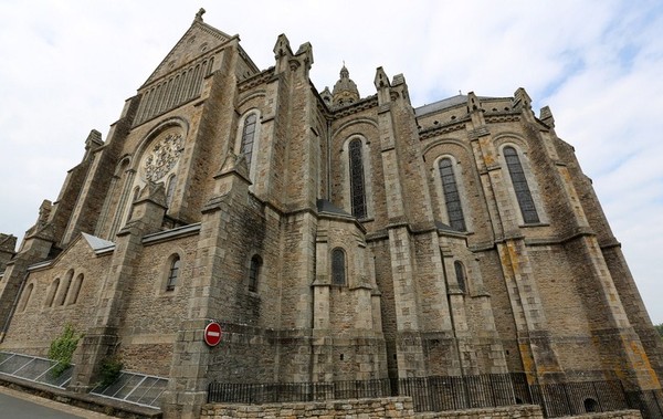 Basilique Saint-Louis-Marie-Grignon-de-Montfort