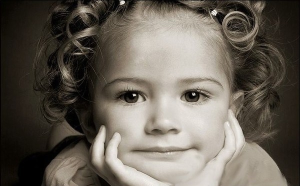 Enfant en noir et blanc