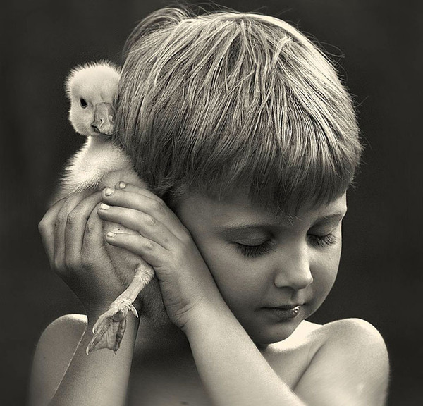 Enfant en noir et blanc