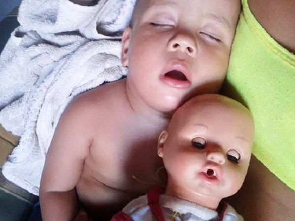 Bébé et son double