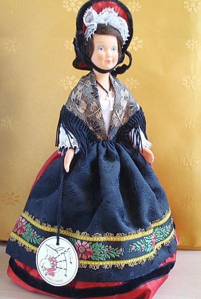 Poupée costume folklorique 