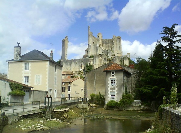 Beau village de Angles-sur-l'Anglin