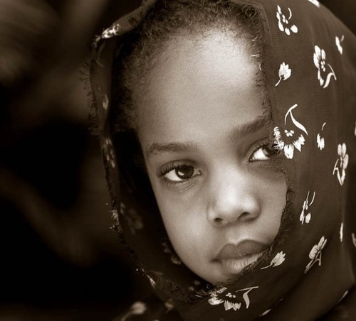 Enfant en noir et blanc