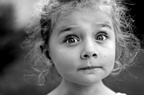 Enfant en noir et blanc