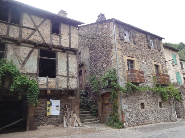 Beau village de Brousse-le-Château