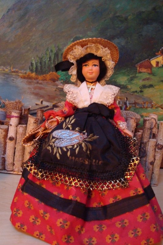 Poupée costume folklorique 