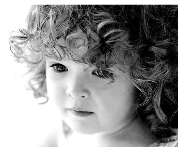 Enfant en noir et blanc