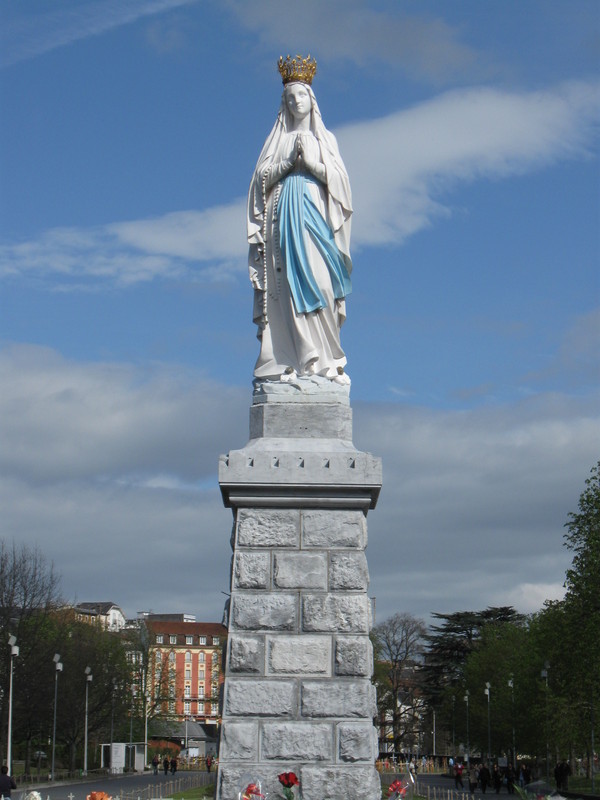 Lourdes- La vierge couronnée