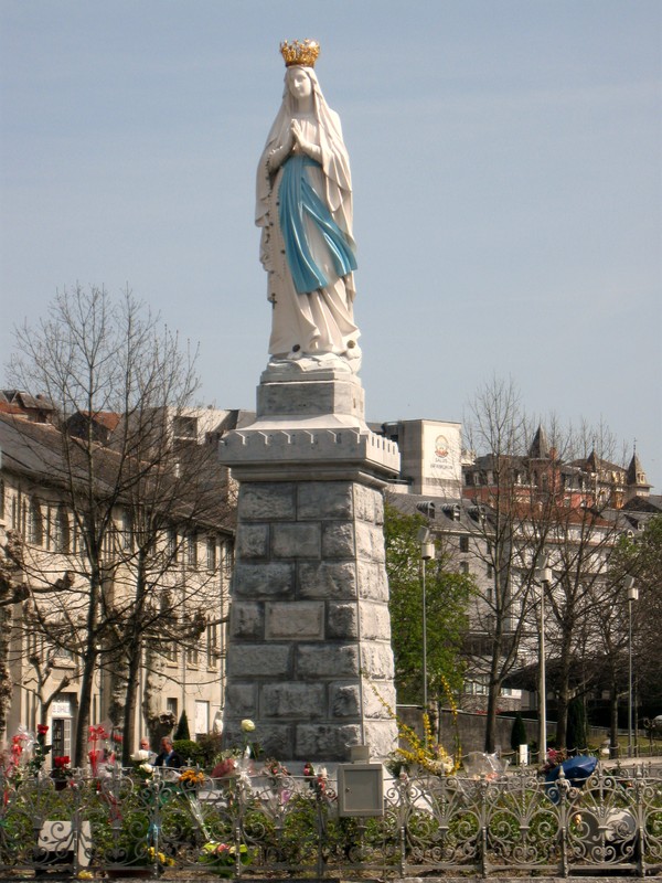 Lourdes- La vierge couronnée