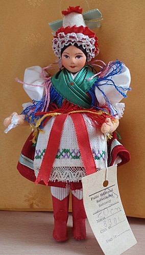 Poupée costume folklorique 