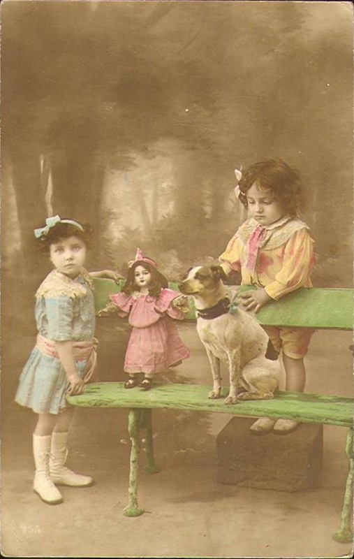 Enfants et  poupée