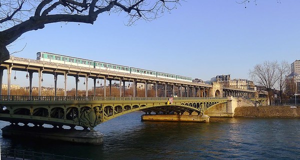 Le pont de Bir-Hakeim - France