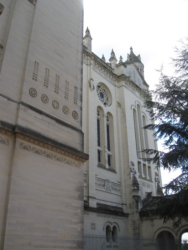 Lisieux-La Basilique Ste Thérèse  