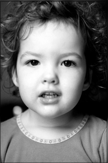 Enfant en noir et blanc