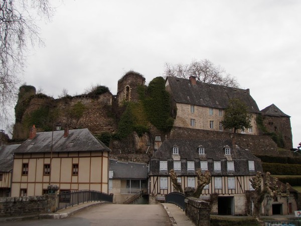 Beau village de Ségur-le-Château