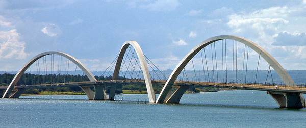 Le pont  Juscelino Kubitschek -Brésil .