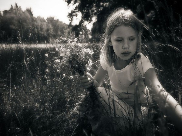 Enfant en noir et blanc