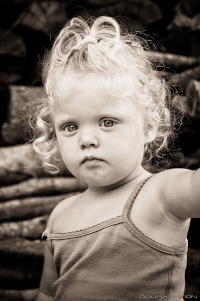 Enfant en noir et blanc