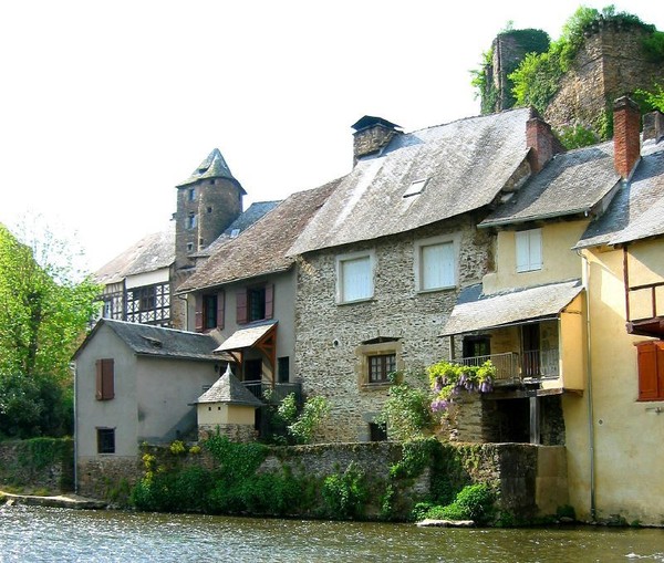 Beau village de Ségur-le-Château