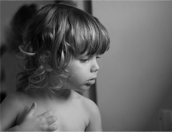 Enfant en noir et blanc