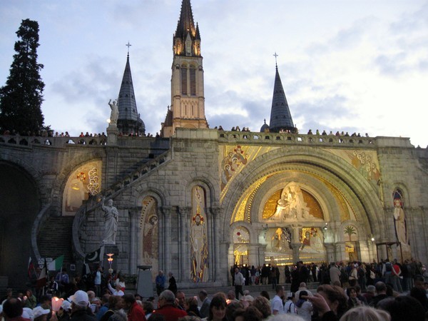 Lourdes -Procession mariale