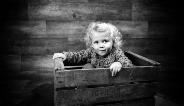 Enfant en noir et blanc