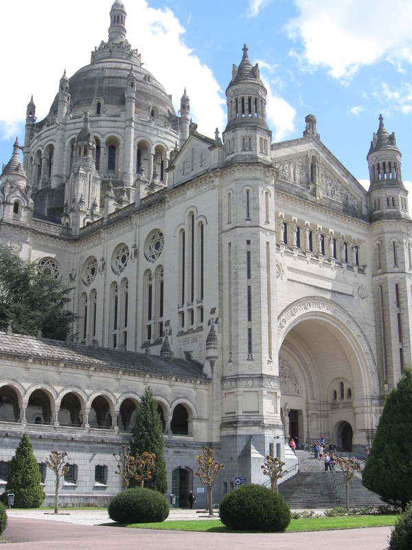 Lisieux-La Basilique Ste Thérèse 