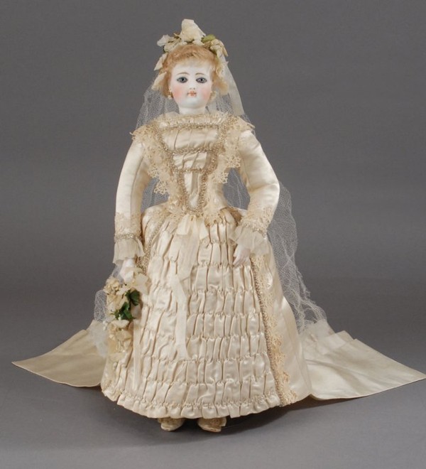 Poupée robe de mariée