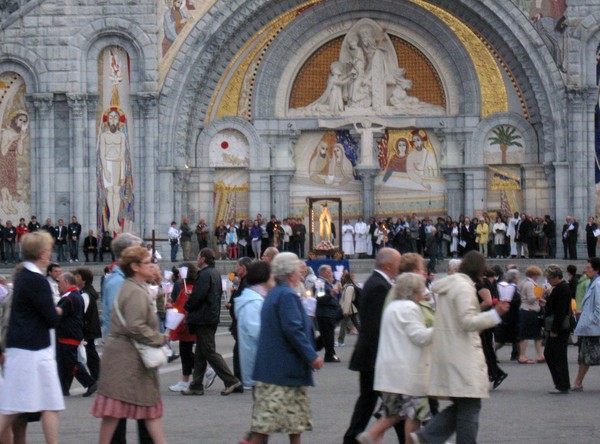 Lourdes - Procession mariale