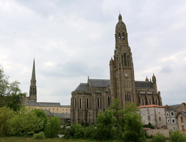 Basilique Saint-Louis-Marie-Grignon-de-Montfort