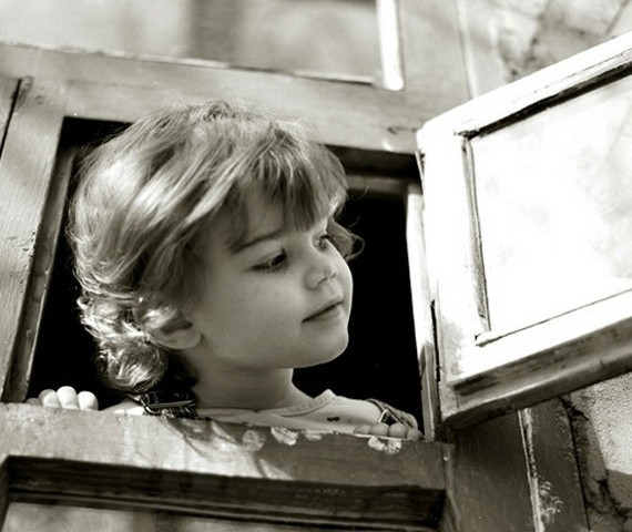 Enfant en noir et blanc