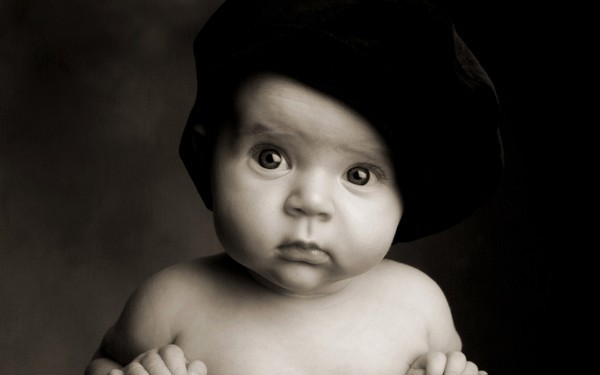 Enfant en noir et blanc