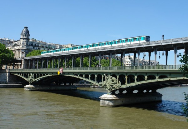 Le pont de Bir-Hakeim - France