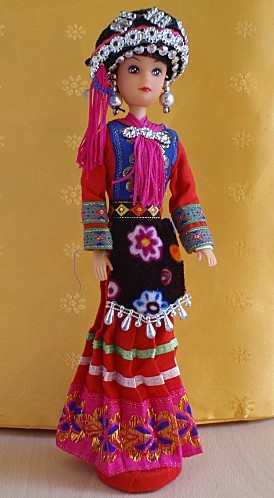 Poupée costume folklorique 