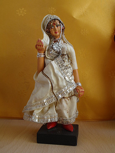 Poupée costume folklorique 