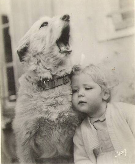 Enfant en noir et blanc