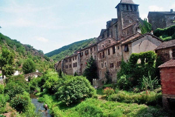 Beau village de Brousse-le-Château