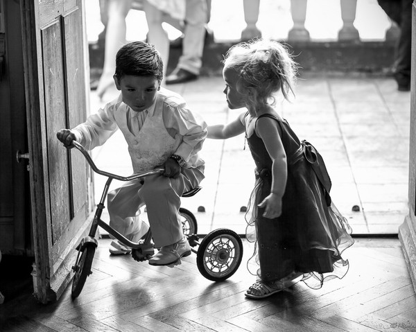 Enfants en noir et blanc