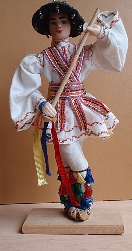 Poupée costume folklorique 