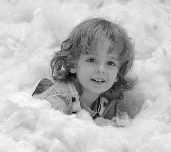 Enfant en noir et blanc